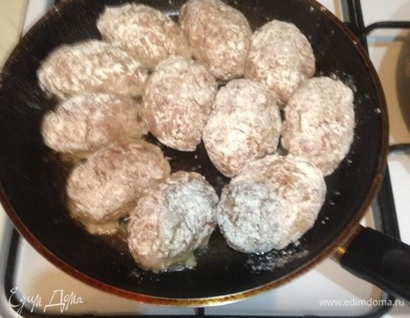 Сформировать небольшие котлетки, обвалять их в муке.