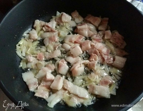 На сковороде обжарить до мягкости лук в смеси растительного и сливочного масла, добавить бекон и готовить еще 1 минуту.