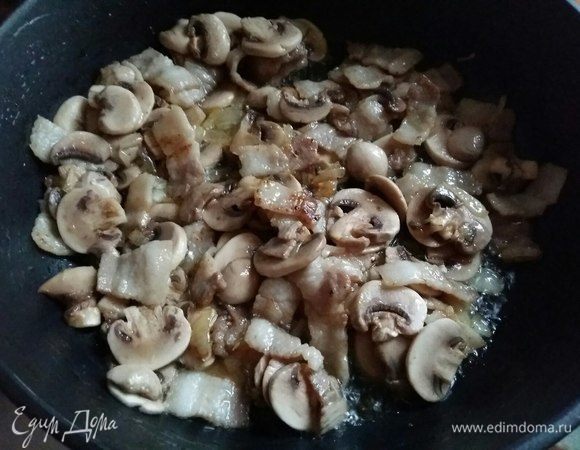 Добавить грибы и жарить еще 5 мин, посолить. Остудить.