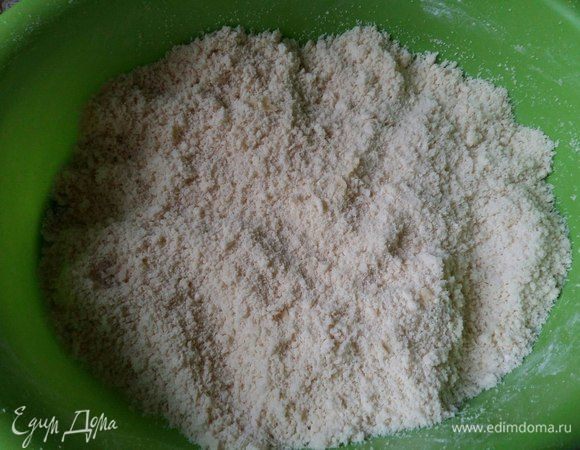 Пока начинка остывает, приготовить тесто. Перетереть муку со сливочным маслом в крошку. Добавить разрыхлитель.