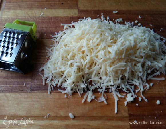 Натереть на мелкой терке сыр.