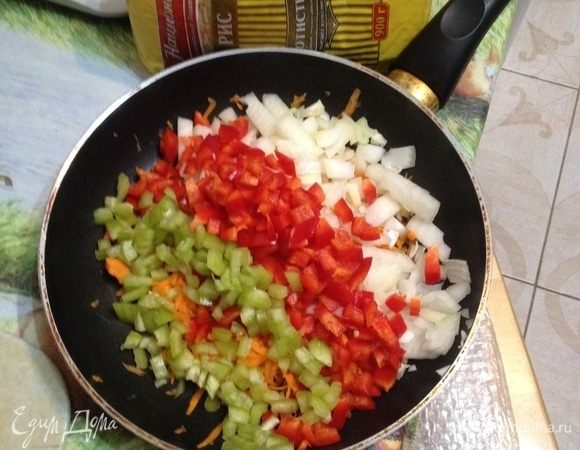 Приготовить соус: перец освободить от сердцевины, лук и морковь очистить. Перец и лук мелко нарезать, морковь натереть на терке. Разогреть растительное масло в глубоком сотейнике и обжарить овощи 5 мин.