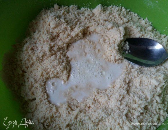 Разогреть молоко и добавить в тесто. Все смешать до однородности.