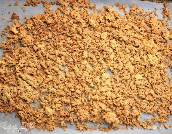 Отправьте лист с тестом в духовку на 20 минут до образования золотистого цвета. Если тесто запекается неравномерно, достаньте лист и перемешайте. Пока тесто запекается, приготовьте соусы.