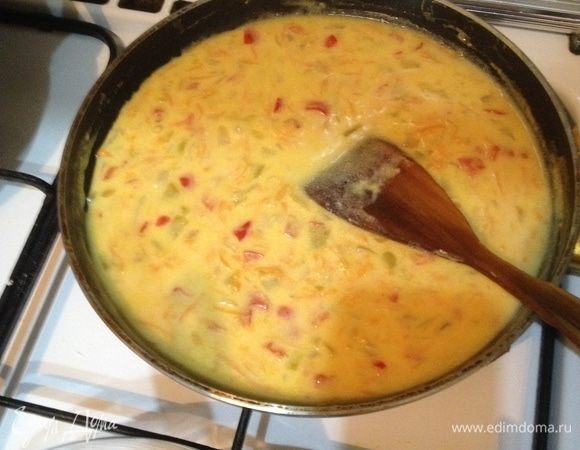 Добавить 1 ст. л. муки, сметану, пол стакана воды, размешать и тушить на небольшом огне в течение еще 5 мин.