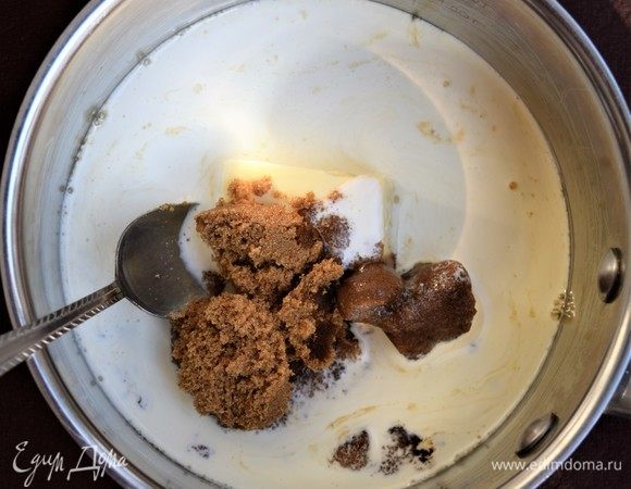 Для приготовления быстрого карамельного соуса смешайте все ингредиенты, кроме орехов, в кастрюльке с толстым дном. Разогрейте, доведите до кипения и, периодически помешивая, варите 5–7 минут на слабом огне. Снимите с огня. Соус №1 готов. Для приготовления медового соуса всыпьте какао в сливки и тщательно размешайте вилкой, разминая комочки. Добавьте мед, перемешайте и вылейте в кастрюльку с толстым дном. Добавьте сливочное масло, поставьте на огонь, растопите масло, постоянно помешивая. Доведите соус до кипения, еще раз перемешайте и снимите с огня. Соус №2 готов.