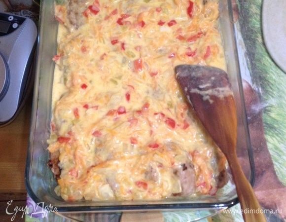 Разогреть духовку до 170°С. Голубцы переложить в форму для запекания и залить соусом.