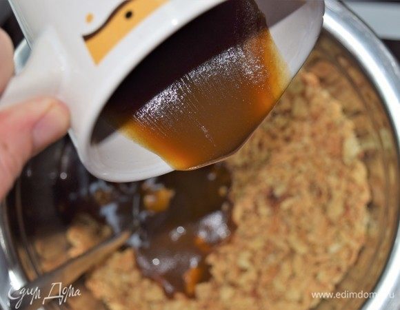 Испеченное тесто раскрошите и разложите в две глубокие миски: 2/3 теста в одну и 1/3 теста во вторую. В миску с 2/3 теста добавьте мелко покрошенные орехи, перемешайте и влейте весь карамельный соус. Тщательно перемешайте. В миску с 1/3 теста добавьте мак, перемешайте и вылейте медовый соус. Перемешайте.