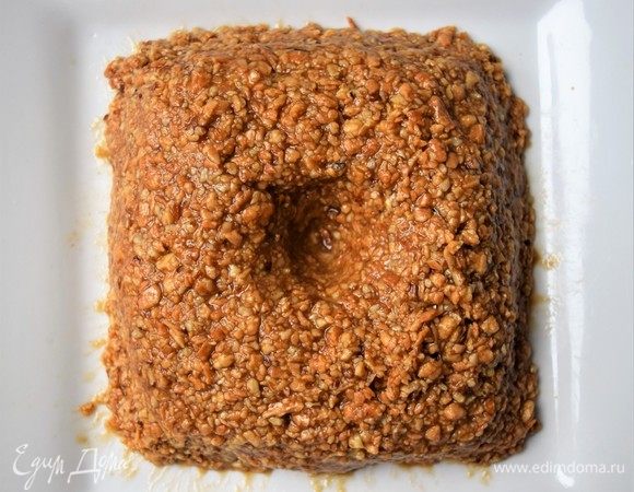 И теперь творческая часть — строительство пирамиды. На плоском блюде руками сформируйте квадратную основу (или даже 3D трапецию) пирамиды из всего теста с карамелью. С помощью ложки выдавите отверстие в середине основы, не доставая дна. Это будет «потайная комната». Отправьте основу в холодильник на несколько минут и тем временем приготовьте шоколад для потайной комнаты.