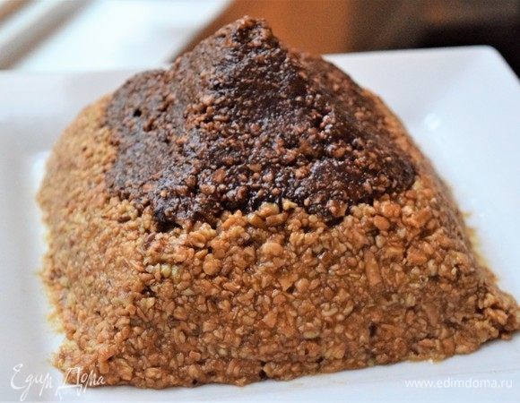 Достаньте торт из холодильника. Сформируйте треугольник на основании пирамиды из всего теста с медовым соусом. Торт готов. Отправьте пирамиду обратно в холодильник на несколько часов, а лучше — на ночь для достижения наилучшего вкусового результата.