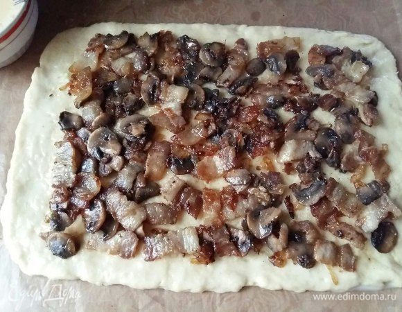 Выложить начинку, сдобрить немного прованскими травками. Свернуть плотно в рулет.