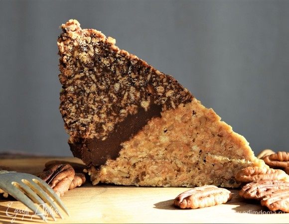 Перед подачей на стол украсьте торт орехами и оставьте на полчаса при комнатной температуре. Приятного аппетита!