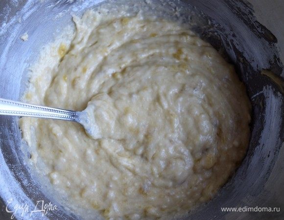 Разомните банан вилкой. Добавьте к банану растопленное масло, яйцо и муку. Хорошо перемешайте.
