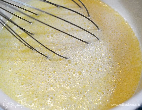 Добавьте муку, просеянную с содой. Перемешайте, чтобы не было комочков, постепенно вливая оставшееся молоко. Добавьте подошедшую дрожжевую смесь, тщательно перемешайте. Накройте и поставьте в теплое место подниматься на 1 ч. Через час перемешайте и оставьте еще на час.