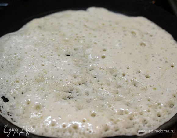 Выпекайте блины на умеренном огне, смазывая сковороду маслом.