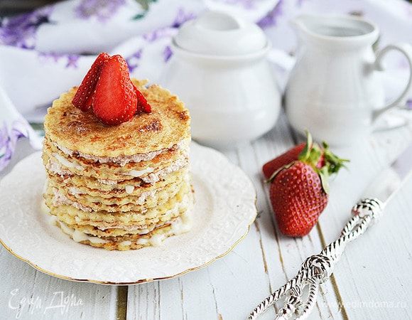 Сделайте тортики желаемой высоты и украсьте ягодами или сахарной пудрой.