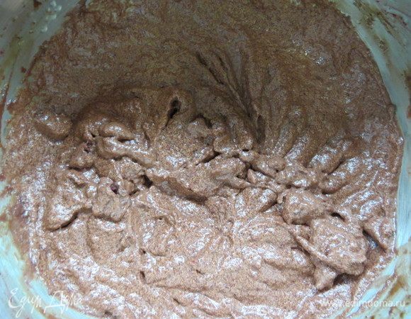 Желатин замочить в воде в соотношение 1:6 (1 г желатина на 6 г воды), затем нагреть до 60°С и распустить. Взбиваем шоколадно-сливочную массу до устойчивых пик, затем вливаем распущенный желатин и не прекращая взбивания по ложке добавляем пряный вишневый джем. Взбиваем шоколадно-вишневый мусс до однородности. Пьяную вишню откинуть на дуршлаг, жидкость не выливать, она пригодится для пропитки бисквита.
