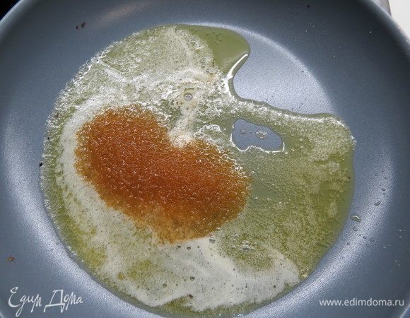 На сковороде на маленьком огне растопить сливочное масло, добавить коричневый сахар, довести сахар до растворения при постоянном помешивании.