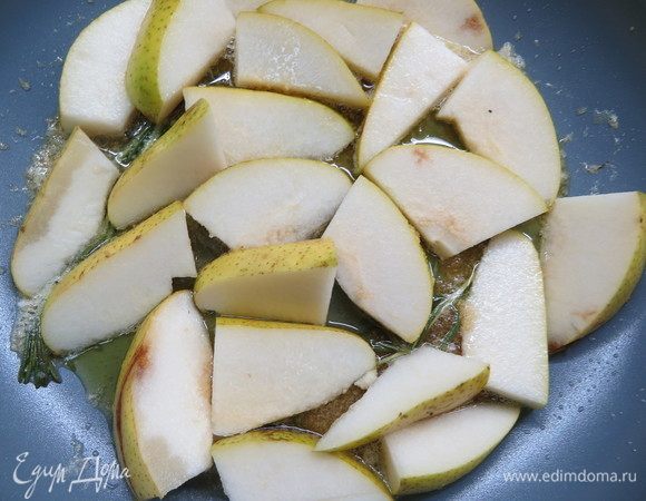 Груши помыть и разрезать на небольшие дольки. Обжарить груши до карамельной корочки, аккуратно выложить на салфетку.