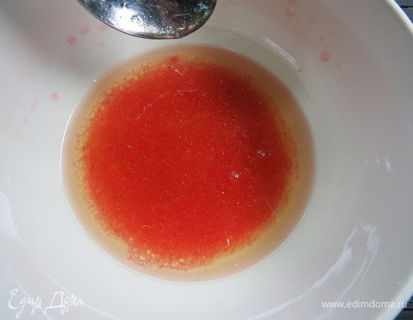 Для заправки смешиваем оливковое масло, винный уксус, мед и лимонный сок. Голубой сыр нарезаем небольшими кубиками. Грецкие орехи немного обжариваем на сковороде.