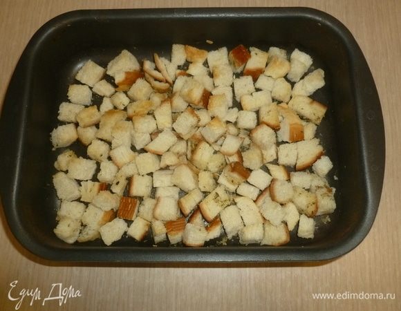 Хлеб разломать или нарезать на небольшие кусочки, выложить в форму, сбрызнуть маслом, посыпать солью, семенами фенхеля и листиками розмарина, хорошо перемешать. Поставить в духовку (200°C) на 10 минут.
