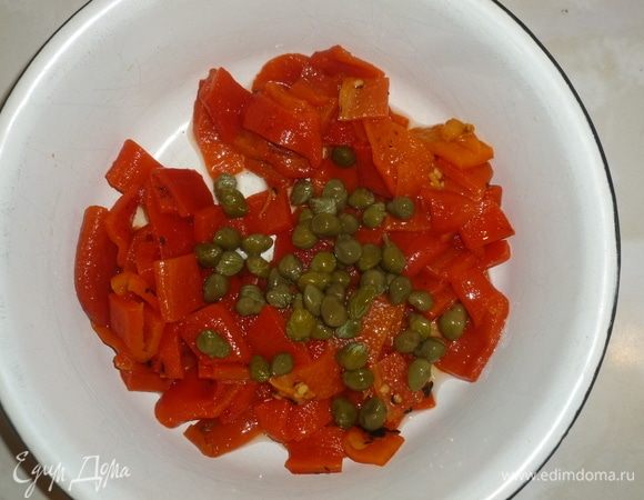 В салатник выложить каперсы, нарезанные перцы. 