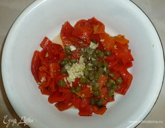 Раздавить зубчик чеснока.