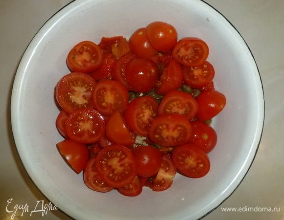 Добавить нарезанные помидоры. Заправить салат уксусом, маслом, посолить, поперчить по вкусу. 