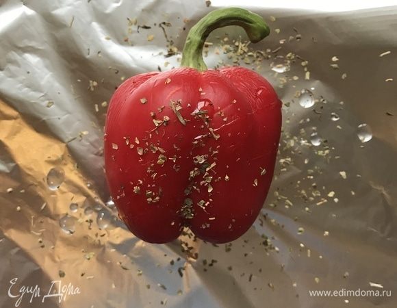 Разогрейте духовку до 180°С. Каждый перец сбрызните маслом, поперчите, посолите и добавьте итальянских трав.