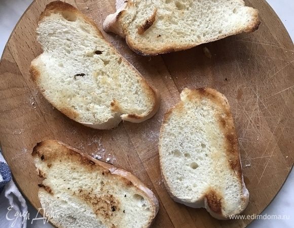 Хлеб обжарьте на сковороде до золотистой корочки.