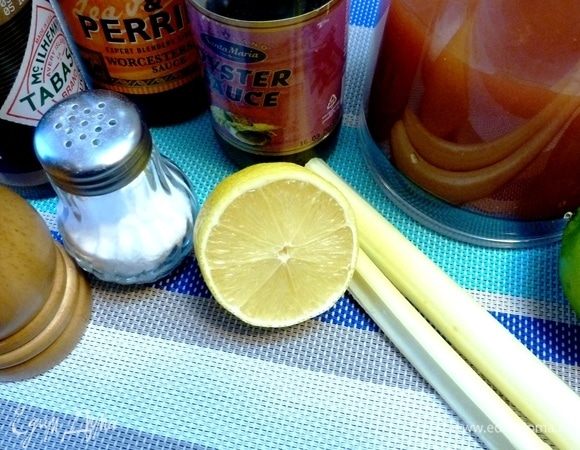 Подготовим продукты для коктейля. Если планируете сразу его пить, то томатный сок лучше охладить в морозилке, цитрусовые и сельдерей тоже охладите.