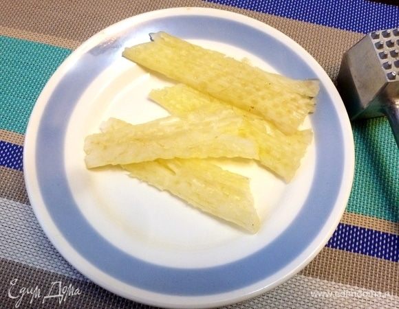 Молоточком разбейте стебли сельдерея.