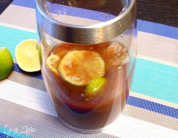 Лимон и лайм нарезать на колечки, размять в миске толкушкой, выжать сок. В бутыль для коктейлей налейте томатный сок, туда же отправьте содержимое миски с цитрусовыми (сок и кусочки фруктов), разбитый сельдерей. Влейте устричный соус, соус табаско, вустерширский соус. Посолите и поперчите по вкусу. Если любите, то можно добавить кусочки чили. Отправьте в холодильник на часок настояться и охладиться.