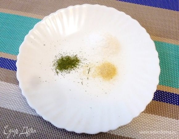 В оригинальном рецепте для соляного ободка на стакане используется сельдерейная соль. К сожалению, я даже не представляю, что это такое. Поэтому я использовала смесь из морской соли, гранулированного сухого чеснока и сухого укропа.