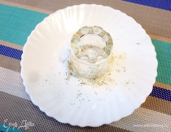 Ободок стаканов смазываем соком лимона или лайма и опускаем в ароматную соль.