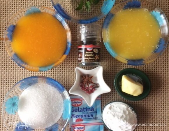 Подготовим необходимые ингредиенты для рождественского апельсино-мандаринового желе. Цитрусовые помыть тщательно и выжать необходимое количество сока. Пакетированным соком не пользовалась, поэтому не скажу можно ли им заменить. Очистить корень имбиря. 