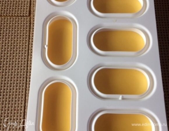 Вылить полученное желе в формы, остудить и заморозить. Желе + креме = начинка пирожного. Поэтому высоту/ толщину желе регулируем от 4 до 6 мм. Помним, что у нас еще мусс сливочный и бисквит, которые должны заполнить форму. Если готовим торт, то соответственно толщина желе может быть больше 1-1,5 см. Уже сами смотрите по своим формам.