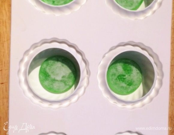 Начинаем сборку пирожных/торта. На фото у меня еще дополнительный декор для круглых пирожных. Это замороженное желе, которое я поместила на дно формы и уже поверх него собирала пирожное. На фото готовых пирожных видна эта зеленая спираль, красоты ради. Можно и без нее обойтись. 