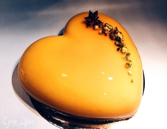 Замороженный торт/пирожное осталось покрыть мандариновой глазурью. Прогреваем глазурь, пробиваем блендером, остужаем до 30-32°С и покрываем ею торт/пирожные. Украшаем по желанию. Отправляем пирожные/торт в холодильник на разморозку. Пирожные размораживаются быстрее, т.к. они меньше. Ну, а торту, в зависимости от размера нужно от 4 до 7 часов.