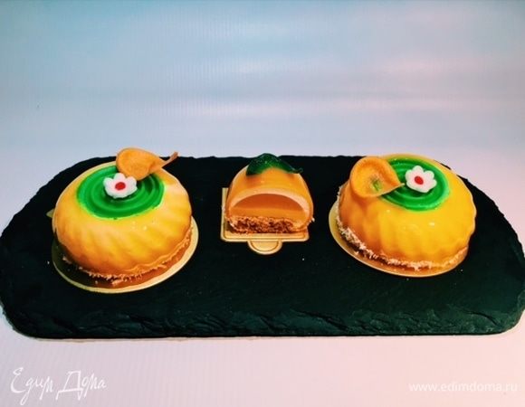 А вот и пирожное в разрезе, видны все слои: бисквит мадлен, рождественское желе, мандариновое креме, сливочный мусс и мандариновая глазурь. На мой вкус, получилось очень вкусное пирожное. 
Приятного аппетита!!!