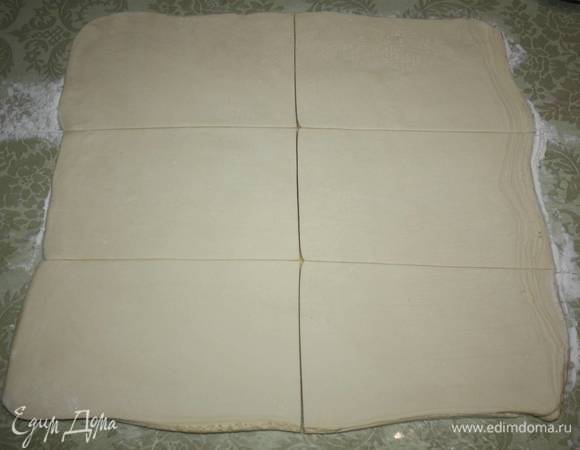 Тесто нужно раскатать таким образом, чтобы получился прямоугольник  толщиной 0,5 см. Далее разделите тесто еще на шесть прямоугольников. 