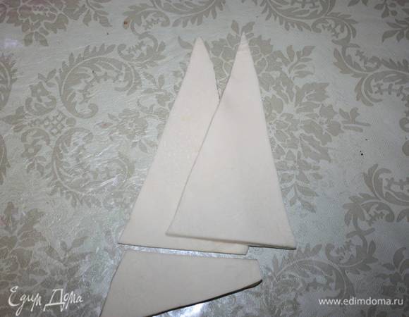 Берем одну пару треугольников, отрезаем внизу ровно края. 