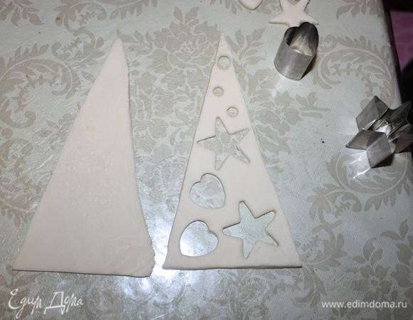 В одном треугольнике вырезаем фигурки. 