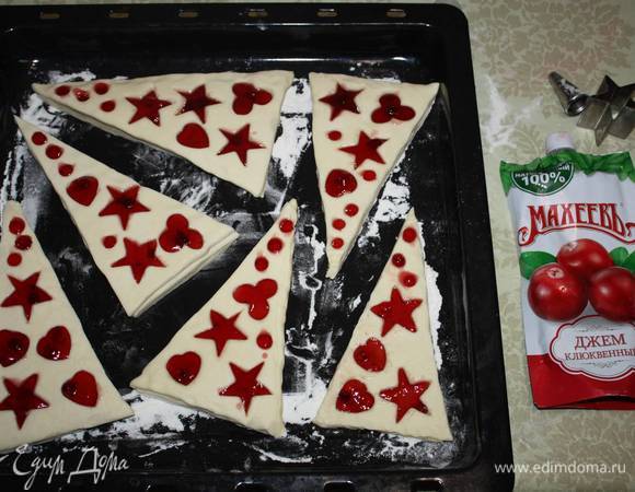 Проделываем все операции с оставшимися сегментами. Получится 6 слоек. Выкладываем на противень, присыпанный мукой и выпекаем в духовке около 40 минут при 200°С до румянца. 