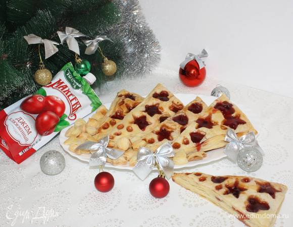 После того как слойки остынут, образовавшиеся пустоты можно дополнить еще клюквенным джемом ТМ «Махеевъ». Приятного аппетита и праздничного настроения! 