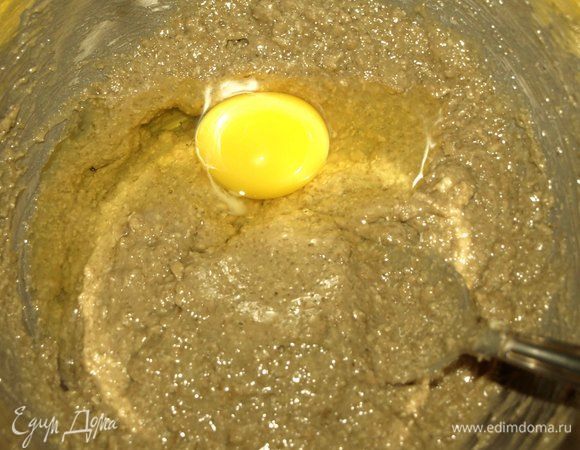 Все продукты должны быть комнатной температуры. Халву раскрошить. Масло взбить с сахаром и халвой в крем. Добавить яйцо, ванильный экстракт и хорошо взбить.