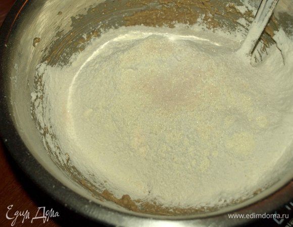 Муку просеять с разрыхлителем, добавить соль. Постепенно добавляем муку к масляно-халвичной массе. 