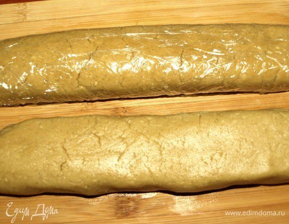 Замесить тесто. Тесто должно быть мягкое, гладкое и не липнувшее к рукам. Разделить тесто на две части. Сделать валики и завернуть в пищевую пленку. Отправляем в холодильник на 1-2 часа. 