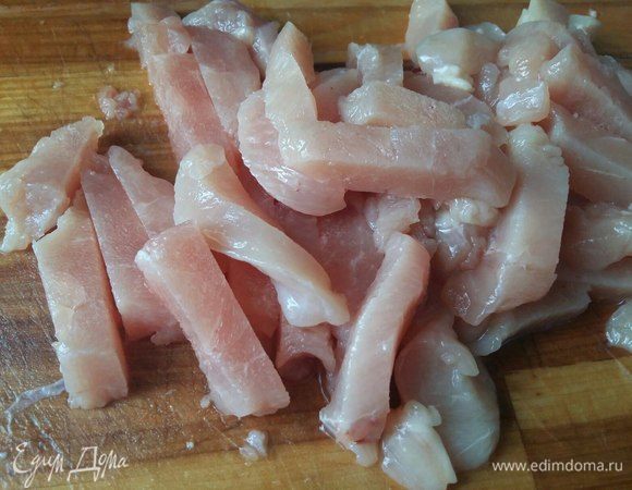 Куриное филе обмыть, нарезать соломкой.
