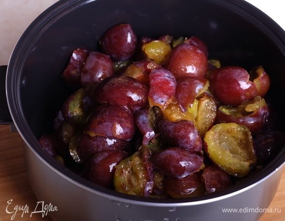 Вымытые и очищенные от косточек сливы поместить в чашу мультиварки.